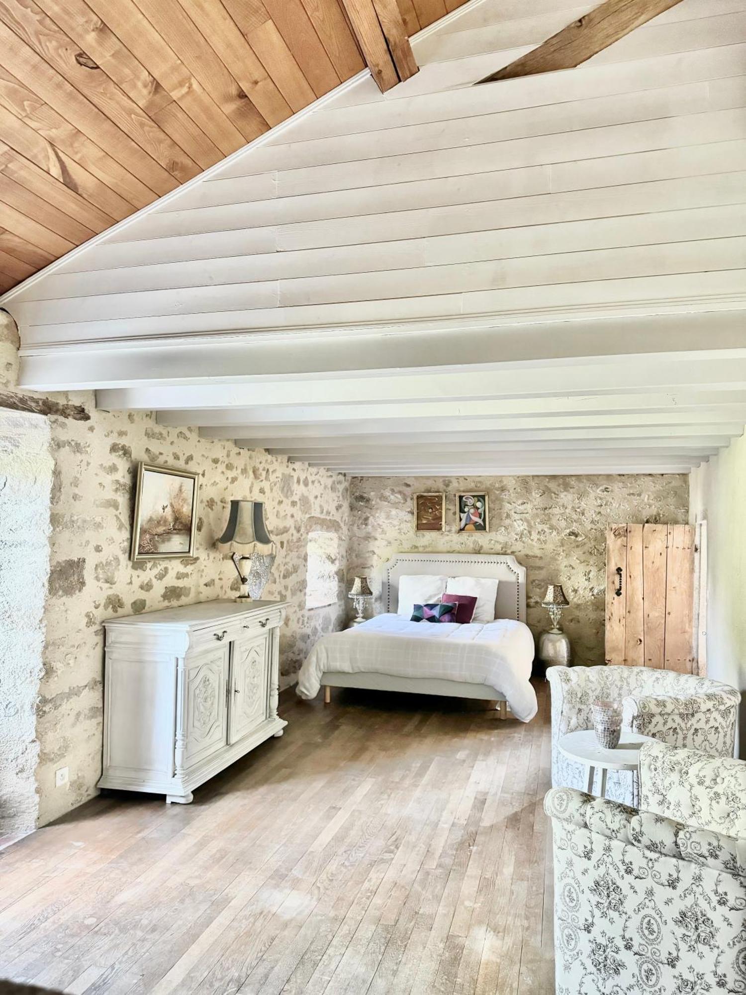 Manoir Medieval Art Deco - Logis Des 3 Artistes Holiday home Sevremont
